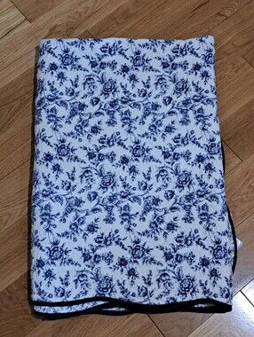 Home Classics Blue & White Floral Toile Twin Quilt Scalloped 100% Cotton
